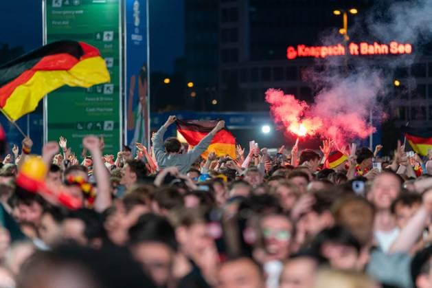 Fans jubeln nach Apfiff des Eroeffnungsspiels, Jubel, Freude, Emotionen, Pyrotechnik, Bengalo GER, Deutschland vs Schottland, Public Viewing, Fanzone Hamburg, Eroeffnungsspiel, Fan Festival, UEFA EURO, EM, Europameisterschaft,Fussball 2024, 14.06.2024 GER, Deutschland vs Schottland, Public Viewing, Fanzone Hamburg, Eroeffnungsspiel, Fan Festival, Hamburg UEFA EURO 2024, 14.06.2024 Hamburg Copyright: xEibner-Pressefoto MaximilianxVincenx EP_MVN