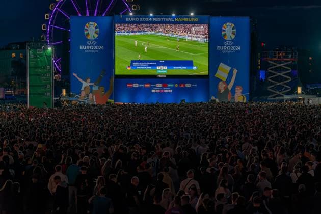 Die Menge schaut gebannt auf die Leinwand GER, Deutschland vs Schottland, Public Viewing, Fanzone Hamburg, Eroeffnungsspiel, Fan Festival, UEFA EURO, EM, Europameisterschaft,Fussball 2024, 14.06.2024 GER, Deutschland vs Schottland, Public Viewing, Fanzone Hamburg, Eroeffnungsspiel, Fan Festival, Hamburg UEFA EURO 2024, 14.06.2024 Hamburg Copyright: xEibner-Pressefoto MaximilianxVincenx EP_MVN