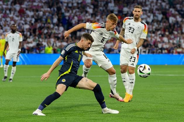 im Zweikampf, Aktion, mit Ryan Christie 11 (Schottland), Joshua Kimmich 6 (Deutschland), Deutschland vs. Schottland, Fussball, UEFA EURO, EM, Europameisterschaft,Fussball 2024, Gruppenphase, 1. Spieltag, 14.06.2024 DFB regulations prohibit any use of photographs as image sequences and or quasi-video Muenchen Bayern Deutschland