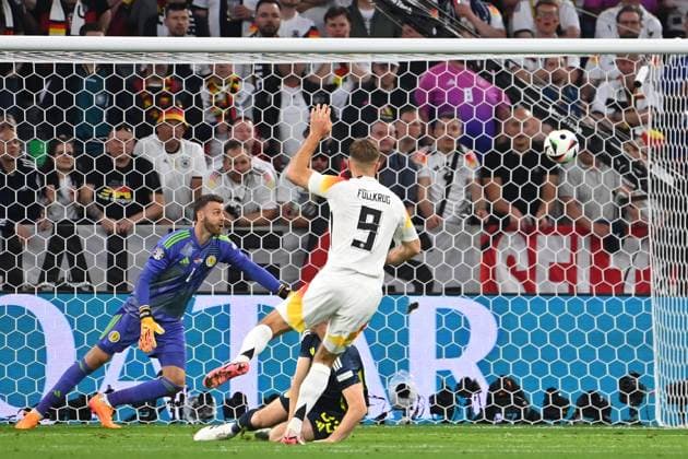 Tor Niclas FUELLKRUG (GER) zum 4-0,Aktion,Torschuss gegen Kenny MCLEAN (Schottland) und Torwart Angus GUNN (Schottland), Gruppenphase Gruppe A Deutschland (GER) - Schottland (SCO) 5-1 am 14.06.2024 Fussball Arena Muenchen, Fussball UEFA EURO, EM, Europameisterschaft,Fussball 2024 GERMANY vom 14.06.2024 - 14.07.2024.