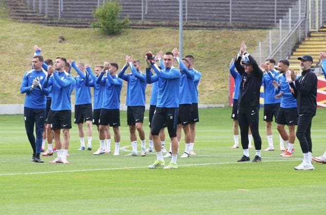 Euro 2024, Slowenische Nationalmannschaft, Base Camp in Wuppertal, 14.06.2024 - Mannschaft Slowenien begrüßt die 4000 Zuschauer ( viele Schüler ) beim Training im Stadion am Zoo Wuppertal