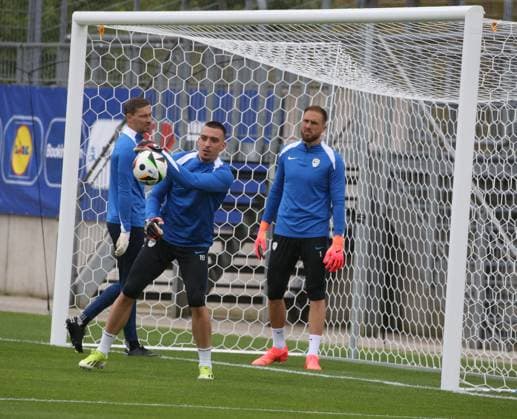 Euro 2024, Slowenische Nationalmannschaft, Base Camp in Wuppertal, 14.06.2024 - Die 3 Torhüter Sloweniens beim Training im Stadion am Zoo Wuppertal, vl; Vid Belec, Igor Vekic und Jan Oblak