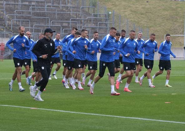 Euro 2024, Slowenische Nationalmannschaft, Base Camp in Wuppertal, 14.06.2024 - Mannschaft Slowenien beim Training im Stadion am Zoo Wuppertal