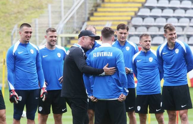 Euro 2024, Slowenische Nationalmannschaft, Base Camp in Wuppertal, 14.06.2024 - Trainer Matjak Kek ( Slowenien ) bei seiner Mannschaft beim Training im Stadion am Zoo Wuppertal