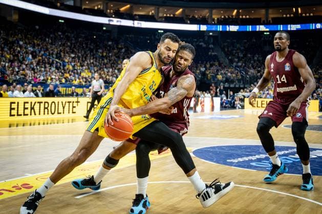 Basketball Berlin 12.06.2024 Saison 2023 2024 1. Bundesliga easyCredit BBL Playoffs Finale Spiel 3 Alba Berlin - FC Bayern München Johannes Thiemann (Alba Berlin, No.32) Devin Booker (München, No.31)
