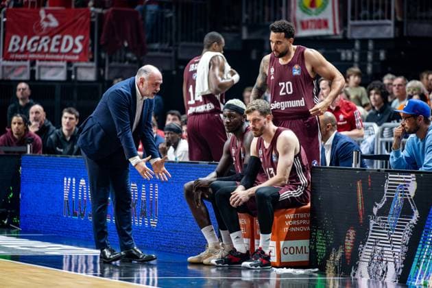 Basketball Berlin 12.06.2024 Saison 2023 2024 1. Bundesliga easyCredit BBL Playoffs Finale Spiel 3 Alba Berlin - FC Bayern München Pablo Laso (München, Trainer) Isaac Bonga (München, No.09) Andreas Obst (München, No.13) Elias Harris (München, No.20)