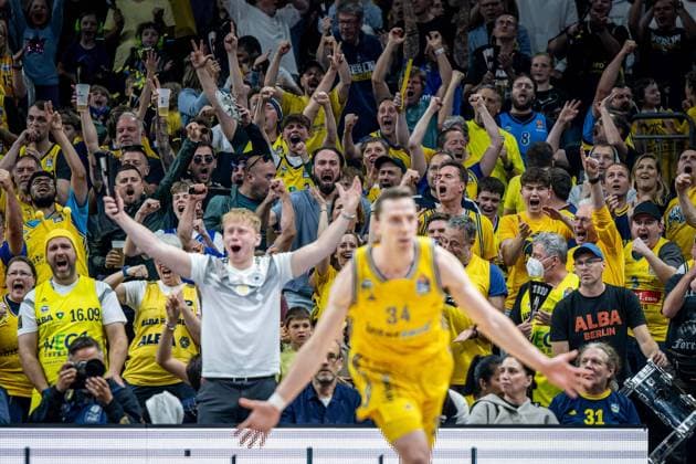 Basketball Berlin 12.06.2024 Saison 2023 2024 1. Bundesliga easyCredit BBL Playoffs Finale Spiel 3 Alba Berlin - FC Bayern München Justin Bean (Alba Berlin, No.34) Jubel fans jubeln