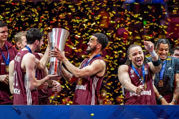 Basketball Berlin 12.06.2024 Saison 2023 2024 1. Bundesliga easyCredit BBL Playoffs Finale Spiel 3 Alba Berlin - FC Bayern München FC Bayern München gewinnt das Spiel und die Serie mit 3:1 und ist Deutscher Meister 2024 Siegerehrung Jubel Leandro Bolmaro (München, No.10) Niels Giffey (München, No.07) Nick Weiler-Babb (München, No.00) Carsen Edwards (München, No.03) Pokal Trophäe