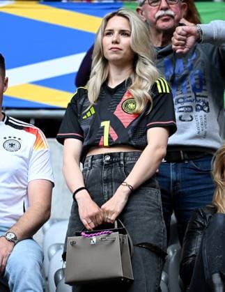 Fussball Euro 2024 Eroeffungsspiel Gruppe A 14.06.2024 Deutschland - Schottland Anika Bissel Frau von Torwart Manuel Neuer (Deutschland)