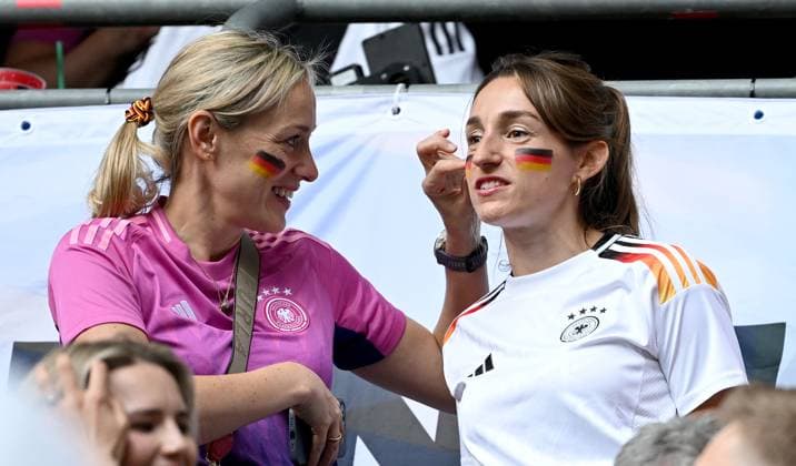 Fussball Euro 2024 Eroeffungsspiel Gruppe A 14.06.2024 Deutschland - Schottland Lena Wurzenberger (re) Freundin von Bundestrainer Julian Nagelsmann (Deutschland)