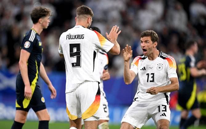 Fussball Euro 2024 Eroeffungsspiel Gruppe A 14.06.2024 Deutschland - Schottland Jubel Niclas Fuellkrug (li, Deutschland) mit Thomas Mueller (re, Deutschland)