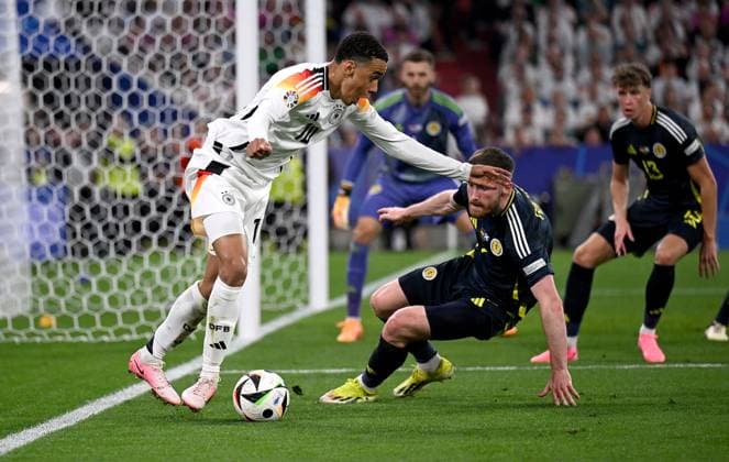 Fussball Euro 2024 Eroeffungsspiel Gruppe A 14.06.2024 Deutschland - Schottland Jamal Musiala (li, Deutschland) gegen Anthony Ralston (re, Schottland)