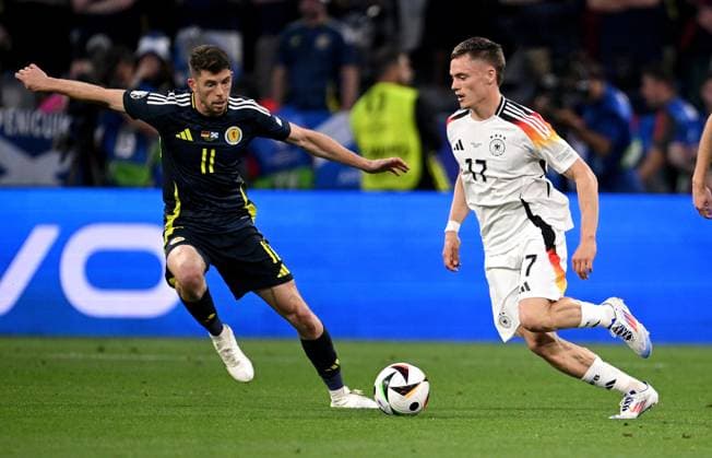 Fussball Euro 2024 Eroeffungsspiel Gruppe A 14.06.2024 Deutschland - Schottland Ryan Christie (li, Schottland) gegen Florian Wirtz (re, Deutschland)
