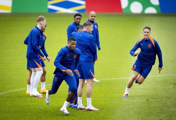WOLFSBURG - Jerdy Schouten, Denzel Dumfries, Micky van de Ven and Joey Veerman during a training session of the Dutch national team, Nationalteam at the AOK Stadium on June 15, 2024 in Wolfsburg, Germany. The Dutch national team is preparing for the first group match at the European Football Championship in Germany against Poland. ANP KOEN VAN WEEL UEFA EURO, EM, Europameisterschaft,Fussball 2024 Germany 2024 xVIxANPxSportx xxANPxIVx 501130423 originalFilename: 501130423.jpg