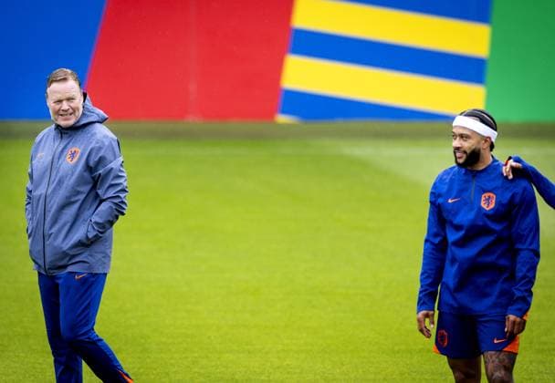 WOLFSBURG - National coach Ronald Koeman and Memphis Depay during a training session of the Dutch national team, Nationalteam in the AOK Stadium on June 15, 2024 in Wolfsburg, Germany. The Dutch national team is preparing for the first group match at the European Football Championship in Germany against Poland. ANP KOEN VAN WEEL UEFA EURO, EM, Europameisterschaft,Fussball 2024 Germany 2024 xVIxANPxSportx xxANPxIVx 501130466 originalFilename: 501130466.jpg