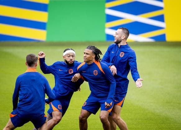 WOLFSBURG - Joey Veerman, Memphis Depay, Nathan Ake, and Stefan de Vrij during a training session of the Dutch national team, Nationalteam at the AOK Stadium on June 15, 2024 in Wolfsburg, Germany. The Dutch national team is preparing for the first group match at the European Football Championship in Germany against Poland. ANP KOEN VAN WEEL UEFA EURO, EM, Europameisterschaft,Fussball 2024 Germany 2024 xVIxANPxSportx xxANPxIVx 501130765 originalFilename: 501130765.jpg