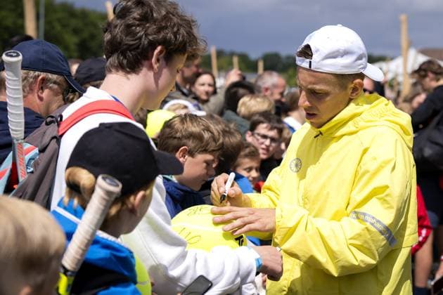 ROSMALEN - Tallon Greekpoor (NED) hands out autographs after his lost semi-final against Sebastian Korda (USA) on the eighth day of the Libema Open tennis tournament in Rosmalen. ANP SANDER KONING xVIxANPxSportx xxANPxIVx 501131395 originalFilename: 501131395.jpg
