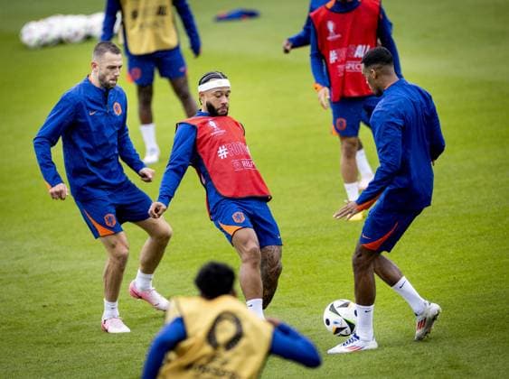 WOLFSBURG - Stefan de Vrij, Memphis Depay and Ryan Gravenberch during a training session of the Dutch national team, Nationalteam at the AOK Stadium on June 15, 2024 in Wolfsburg, Germany. The Dutch national team is preparing for the first group match at the European Football Championship in Germany against Poland. ANP KOEN VAN WEEL UEFA EURO, EM, Europameisterschaft,Fussball 2024 Germany 2024 xVIxANPxSportx xxANPxIVx 501131969 originalFilename: 501131969.jpg