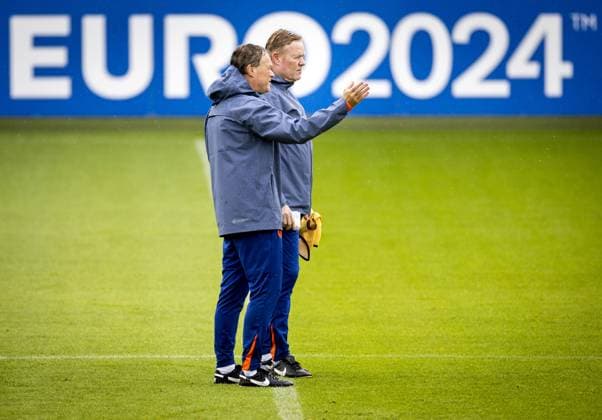WOLFSBURG - Assistant Erwin Koeman and national coach Ronald Koeman during a training session of the Dutch national team, Nationalteam at the AOK Stadium on June 15, 2024 in Wolfsburg, Germany. The Dutch national team is preparing for the first group match at the European Football Championship in Germany against Poland. ANP KOEN VAN WEEL UEFA EURO, EM, Europameisterschaft,Fussball 2024 Germany 2024 xVIxANPxSportx xxANPxIVx 501131991 originalFilename: 501131991.jpg