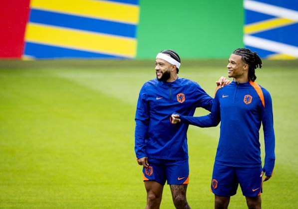 WOLFSBURG - Memphis Depay and Nathan Ake during a training session of the Dutch national team, Nationalteam at the AOK Stadium on June 15, 2024 in Wolfsburg, Germany. The Dutch national team is preparing for the first group match at the European Football Championship in Germany against Poland. ANP KOEN VAN WEEL UEFA EURO, EM, Europameisterschaft,Fussball 2024 Germany 2024 xVIxANPxSportx xxANPxIVx 501132031 originalFilename: 501132031.jpg