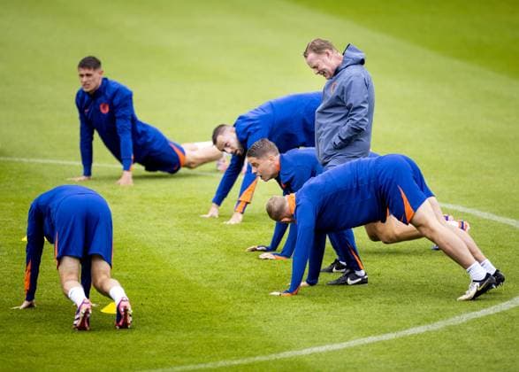 WOLFSBURG - Micky van de Ven, Stefan de Vrij, Joey Veerman, Matthijs de Ligt and national coach Ronald Koeman during a training session of the Dutch national team, Nationalteam at the AOK Stadium on June 15, 2024 in Wolfsburg, Germany. The Dutch national team is preparing for the first group match at the European Football Championship in Germany against Poland. ANP KOEN VAN WEEL UEFA EURO, EM, Europameisterschaft,Fussball 2024 Germany 2024 xVIxANPxSportx xxANPxIVx 501132526 originalFilename: 501132526.jpg