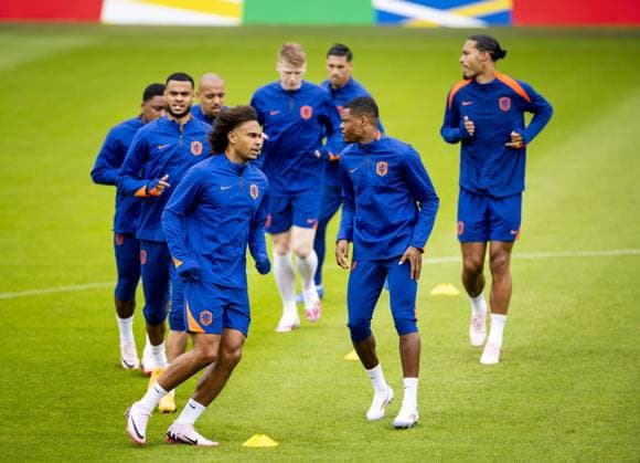 WOLFSBURG - Steven Bergwijn, Cody Gakpo, Donyell Malen, Joshua Zirkzee, Jerdy Schouten, Tijjani Reijnders, Denzel Dumfries and Virgil van Dijk during a training session of the Dutch national team, Nationalteam at the AOK Stadium on June 15, 2024 in Wolfsburg, Germany. The Dutch national team is preparing for the first group match at the European Football Championship in Germany against Poland. ANP KOEN VAN WEEL UEFA EURO, EM, Europameisterschaft,Fussball 2024 Germany 2024 xVIxANPxSportx xxANPxIVx 501132548 originalFilename: 501132548.jpg