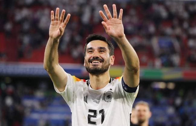 Ilkay Gündogan winkt zu seiner Familie, DFB Team jubelt nach 5:1 Sieg Fußball Fussball Europameisterschaft Euro 2024 EM Herren Saison 2023 2024 14.06.2024 Deutschland GER vs. Schottland SCO DFL regulations prohibit any use of photographs as image sequences and or quasi-video.