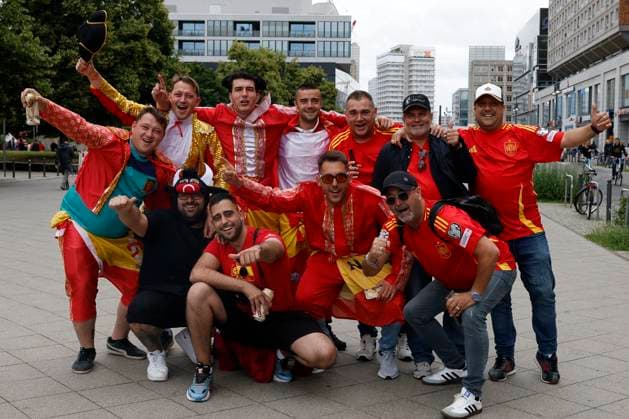Spanish supporters ahead of the EURO 2024 soccer match between Spain and Croatia in Berlin, Germany, 15 June 2024. Spain vs. Croatia !ACHTUNG: NUR REDAKTIONELLE NUTZUNG!  Copyright: xJ.xJ.xGuillenx GRAF1288 20240615-55013878713_1