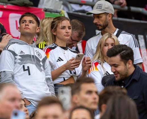 14.06.2024, Fussball UEFA EURO, EM, Europameisterschaft,Fussball 2024, Vorrunde, 1.Spieltag, Eröffnungsspiel Deutschland - Schottland, in der Fußball Arena München. Familie und Freunde von Nico Schlotterbeck (Deutschland),