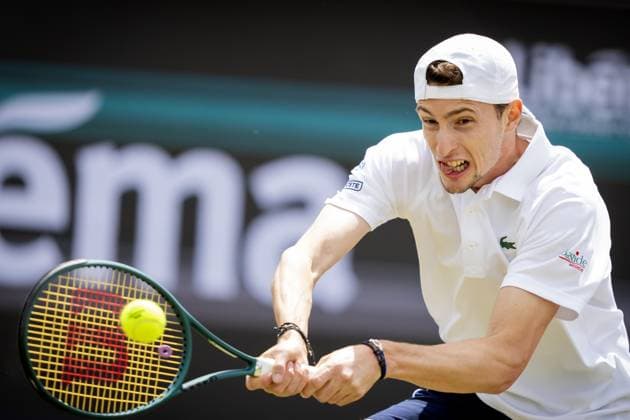 ROSMALEN - Ugo Humbert (FRA) in action in the semi-final against Alex de Minaur (AUS) on the eighth day of the Libema Open tennis tournament in Rosmalen. ANP SANDER KONING xVIxANPxSportx xxANPxIVx 501137342 originalFilename: 501137342.jpg