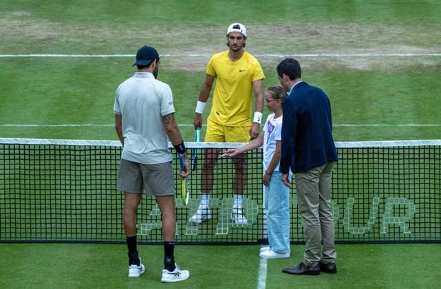 Lorenzo Musetti (ITA) und Matteo Berrettini (ITA) bei der Platzwahl. xettx, Deutschland, Stuttgart, 15.06.2024, Tennis, Boss Open, 2024, Halbfinale, L.Musetti (ITA) - M.Berrettini (ITA), TC Weissenhof, Center Court Foto: A2 Bildagentur Peter Hartenfelser