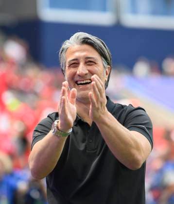 Trainer Murat YAKIN (SUI) begruesst die Fans, Gestik, Geste, Vorrunde 1. Spieltag, Gruppe A, Match M02, Ungarn (HUN) - Schweiz (SUI), am 15.06.2021 in Koeln Deutschland. Fussball Europameisterschaft 2024 vom 14.06. - 14.07.2024 in Deutschland. Â