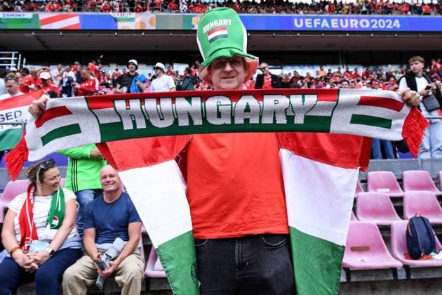 Fußball UEFA EURO, EM, Europameisterschaft,Fussball 2024 Gruppenphase 1. Spieltag Ungarn - Schweiz am 15.06.2024 im Köln Stadion in Köln Ungarn Fans Zuschauer mit Schal