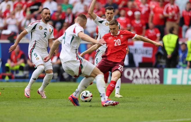 Sport Themen der Woche KW24 Sport Bilder des Tages 15.06.2024, Fussball Europameisterschaft, UEFA EURO, EM, Europameisterschaft,Fussball 2024, Ungarn - Schweiz, Gruppe A, Köln Stadion, v.l., Attila Fiola (Ungarn), Attila Szalai (Ungarn), Michel Aebischer (Schweiz) *** 15 06 2024, European Football Championship, UEFA EURO 2024, Hungary Switzerland, Group A, Cologne Stadium, v l , Attila Fiola Hungary , Attila Szalai Hungary , Michel Aebischer Switzerland Copyright: HMBxMedia