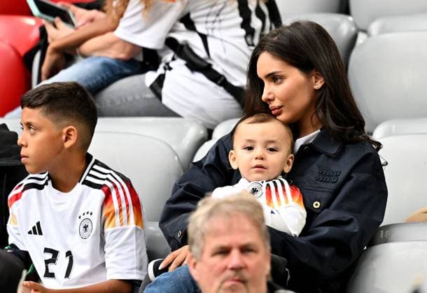 14.06.2024, xscotx, Fussball EM 2024, Deutschland - Schottland, emspor, v.l. Sara Gündogan (geb. Arfaoui, Ehefrau Frau Partnerin Freundin von Ilkay Gündogan Guendogan (Deutsche Fussball Nationalmannschaft DFB) mit dem gemeinsamen Sohn Kind Kais München