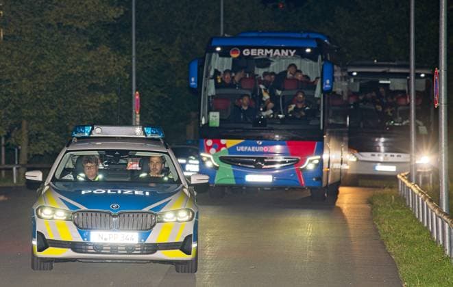 Rückkehr der deutschen Fußball-Nationalmannschft aus München nach dem Spiel gegen Schottland ins Quartier Homeground auf dem Campus von adidas in Herzogenaurach am 15.06.2024. Die Mannaschaftsbusse kommen um 2:39 Uhr an Rückkehr der deutschen Fußball-Nationalmannschft nach Herzo