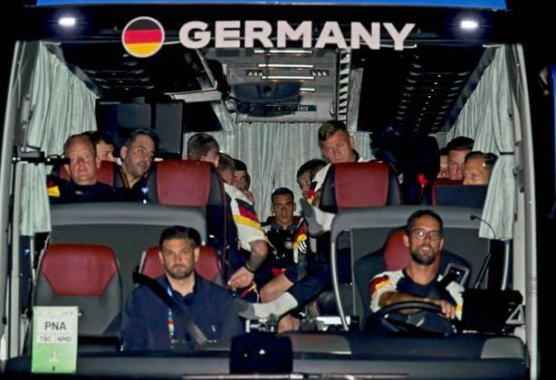 Rückkehr der deutschen Fußball-Nationalmannschft aus München nach dem Spiel gegen Schottland ins Quartier Homeground auf dem Campus von adidas in Herzogenaurach am 15.06.2024. Die Mannaschaftsbusse kommen um 2:39 Uhr an Rückkehr der deutschen Fußball-Nationalmannschft nach Herzo
