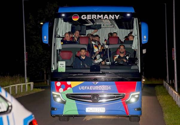 Sport Bilder des Tages Rückkehr der deutschen Fußball-Nationalmannschft aus München nach dem Spiel gegen Schottland ins Quartier Homeground auf dem Campus von adidas in Herzogenaurach am 15.06.2024. Die Mannaschaftsbusse kommen um 2:39 Uhr an Rückkehr der deutschen Fußball-Nationalmannschft nach Herzo