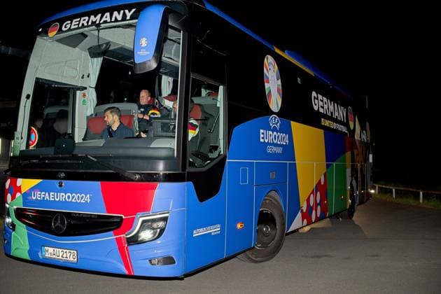 Rückkehr der deutschen Fußball-Nationalmannschft aus München nach dem Spiel gegen Schottland ins Quartier Homeground auf dem Campus von adidas in Herzogenaurach am 15.06.2024. Die Mannaschaftsbusse kommen um 2:39 Uhr an Rückkehr der deutschen Fußball-Nationalmannschft nach Herzo