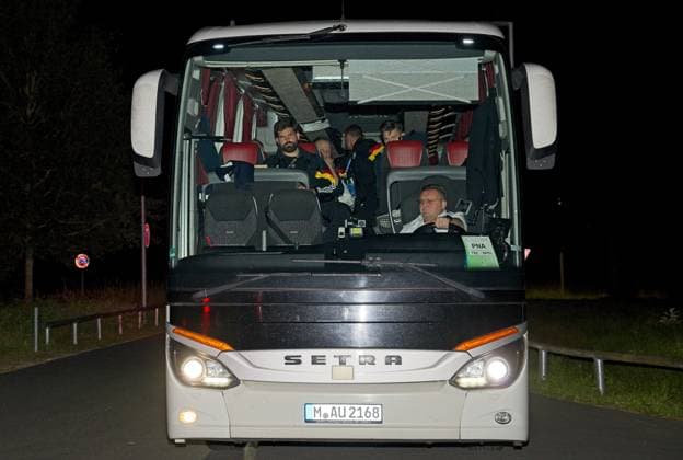 Rückkehr der deutschen Fußball-Nationalmannschft aus München nach dem Spiel gegen Schottland ins Quartier Homeground auf dem Campus von adidas in Herzogenaurach am 15.06.2024. Die Mannaschaftsbusse kommen um 2:39 Uhr an Rückkehr der deutschen Fußball-Nationalmannschft nach Herzo