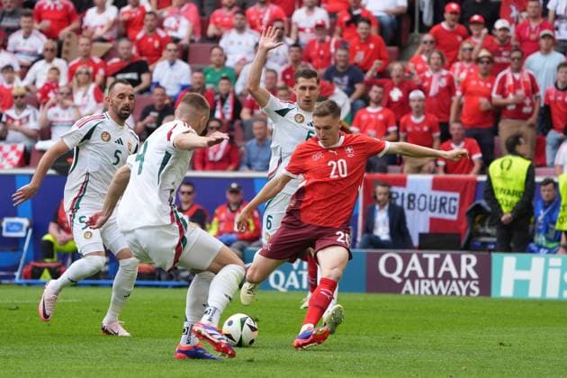 Michel Aebischer (Schweiz, Switzerland, Suisse, 20) zieht ab gegen Attila Szalai (Ungarn, Hungary, 04) - Köln 15.06.2024: Schweiz vs. Ungarn, EURO2024 M2, Gruppe A, EM-Arena Köln