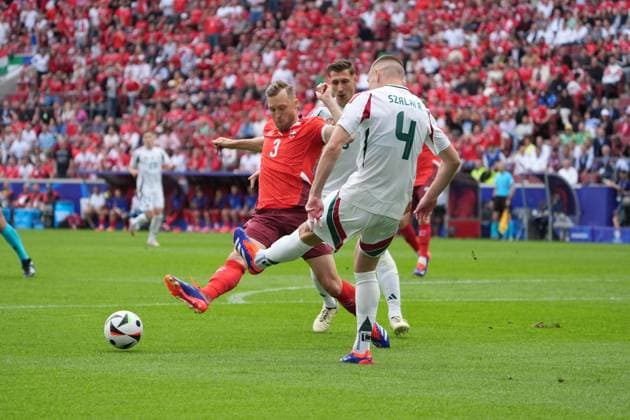 Silvan Widmer (Schweiz, Switzerland, Suisse, 03) gegen Attila Szalai (Ungarn, Hungary, 04) - Köln 15.06.2024: Schweiz vs. Ungarn, EURO2024 M2, Gruppe A, EM-Arena Köln
