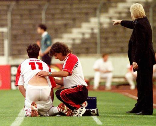 Archivbilder der Woche SPORT KW24 14.08.98 VfB Stuttgart - Borussia Dortmund Deutschland, Stuttgart, 14.08.1998, Fussball, Bundesliga, VfB Stuttgart - Borussia Dortmund (2:1): v.l. Fredi Bobic (VfB Stuttgart), Gerhard Wörn (Physiotherapeut VfB Stuttgart). *** 14 08 98 VfB Stuttgart Borussia Dortmund Germany, Stuttgart, 14 08 1998, Football, Bundesliga, VfB Stuttgart Borussia Dortmund 2 1 v l Fredi Bobic VfB Stuttgart , Gerhard Wörn Physiotherapist VfB Stuttgart