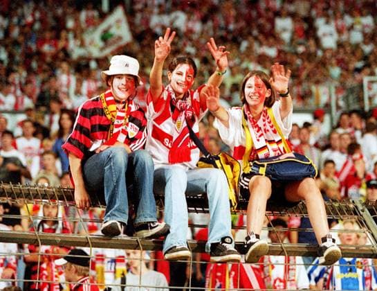 Archivbilder der Woche SPORT KW24 14.08.98 VfB Stuttgart - Borussia Dortmund Deutschland, Stuttgart, 14.08.1998, Fussball, Bundesliga, VfB Stuttgart - Borussia Dortmund (2:1): VfB Stuttgart Fans. *** 14 08 98 VfB Stuttgart Borussia Dortmund Germany, Stuttgart, 14 08 1998, Soccer, Bundesliga, VfB Stuttgart Borussia Dortmund 2 1 VfB Stuttgart Fans