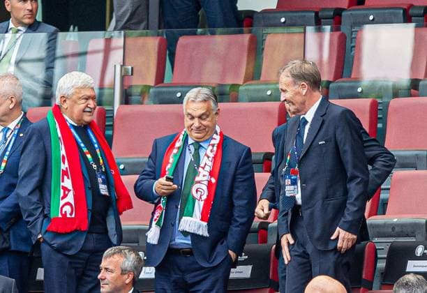Fussball, Herren, Saison 2023 24, Euro 2024 Gruppe A (1. Spieltag) in Köln, Ungarn - Schweiz, 1. Vizepräsident Hans-Joachim Watzke (Deutscher Fußball-Bund) begrüßt Viktor Orban (Ministerpräsident von Ungarn) auf der Tribüne, 15.06. 2024, Copyright: xSebastianxRäppold MatthiasxKochx