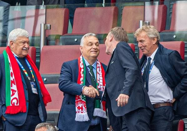 Fussball, Herren, Saison 2023 24, Euro 2024 Gruppe A (1. Spieltag) in Köln, Ungarn - Schweiz, 1. Vizepräsident Hans-Joachim Watzke (Deutscher Fußball-Bund) begrüßt Viktor Orban (Ministerpräsident von Ungarn) auf der Tribüne, 15.06. 2024, Copyright: xSebastianxRäppold MatthiasxKochx