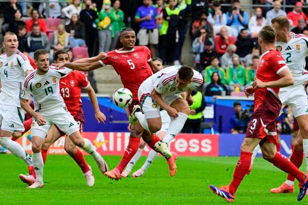 Manuel Akanji 5 (Schweiz) im Zweikampf, Aktion, mit Adam Nagy 8 (Ungarn), Ungarn vs. Schweiz, Fussball, UEFA EURO, EM, Europameisterschaft,Fussball 2024, Gruppenphase, 1. Spieltag, 15.06.2024 Koeln Nordrhein-Westfalen Deutschland