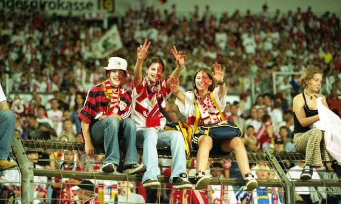 14.08.98 VfB Stuttgart - Borussia Dortmund Deutschland, Stuttgart, 14.08.1998, Fussball, Bundesliga, VfB Stuttgart - Borussia Dortmund (2:1): VfB Stuttgart Fans Mädchen auf dem Zaun. *** 14 08 98 VfB Stuttgart Borussia Dortmund Germany, Stuttgart, 14 08 1998, Football, Bundesliga, VfB Stuttgart Borussia Dortmund 2 1 VfB Stuttgart fans girl on the fence