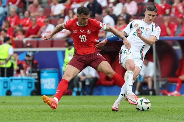 Zweikampf Granit Xhaka (Schweiz, Nr. 10) mit Endre Botka (Ungarn, Nr.21) , Vorrundenspiel M02, HUN - SUI, , Fussball Europameisterschaft, Ungarn gegen Schweiz, European Football Championship, Hungary vs. Swiss, Köln, Cologne, 15.06.2024, -