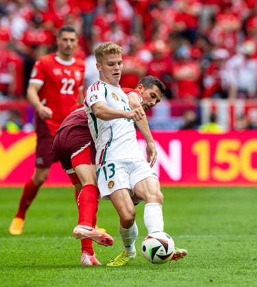 Fussball, Herren, Saison 2023 24, Euro 2024 Gruppe A (1. Spieltag) in Köln, Ungarn - Schweiz, v. l. Remo Freuler (Schweiz), Andras Schäfer (Ungarn), 15.06. 2024, Copyright: xSebastianxRäppold MatthiasxKochx